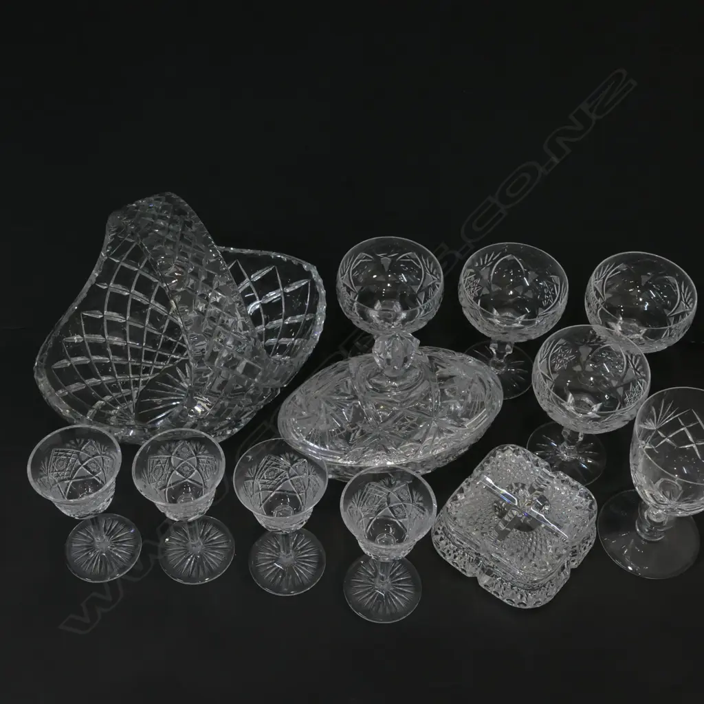 LOT ASST CRYSTAL AND GLASSWARE INCL. BASKET Image 1++