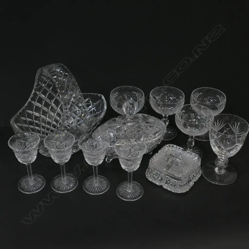 LOT ASST CRYSTAL AND GLASSWARE INCL. BASKET Image 1++
