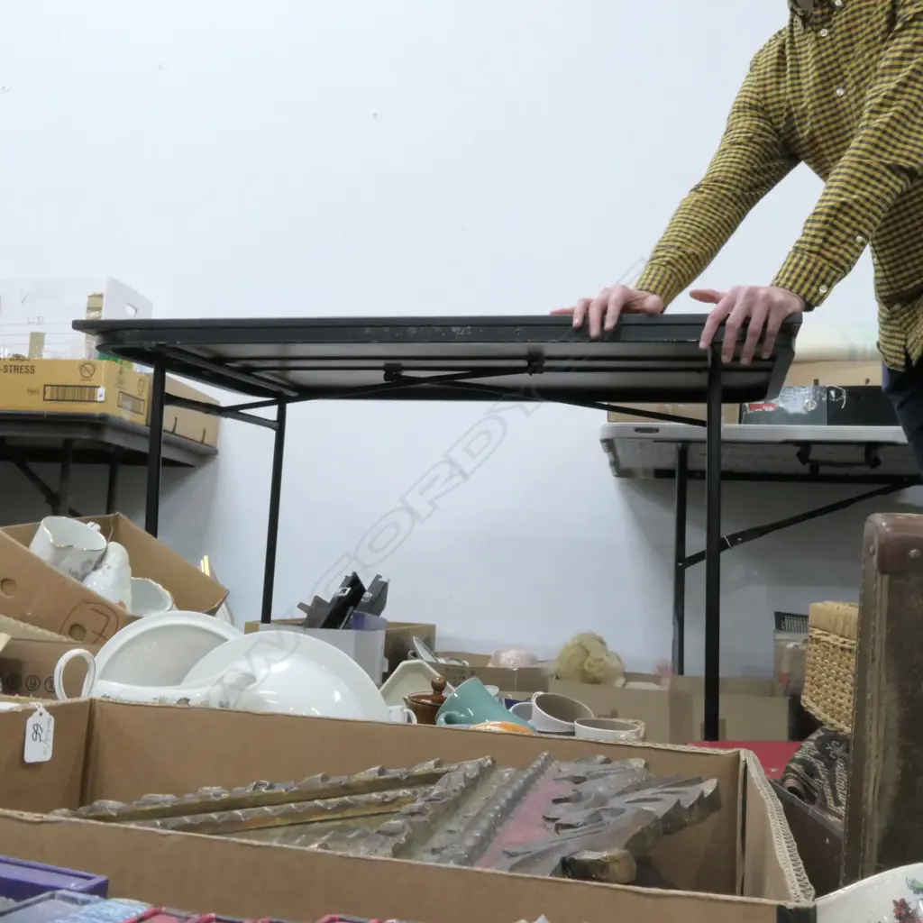 FOLDING TABLE Image 1++