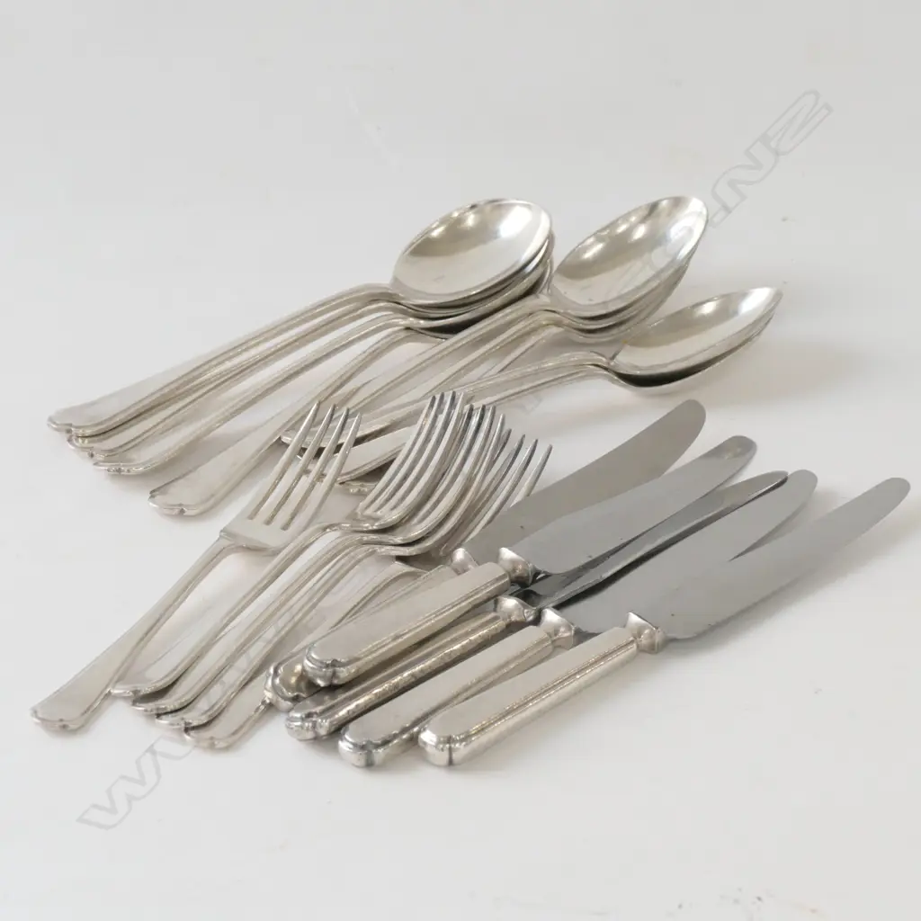COLLECTION WALKER & HALL CUTLERY 19 PCES; 4 SOUP, 5 FORKS, 5 KNIVES, 5 SPOONS Image 1++