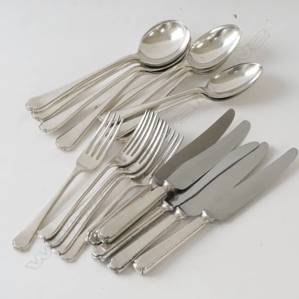 COLLECTION WALKER & HALL CUTLERY 19 PCES; 4 SOUP, 5 FORKS, 5 KNIVES, 5 SPOONS Image 1++