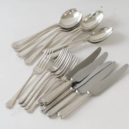 COLLECTION WALKER & HALL CUTLERY 19 PCES; 4 SOUP, 5 FORKS, 5 KNIVES, 5 SPOONS