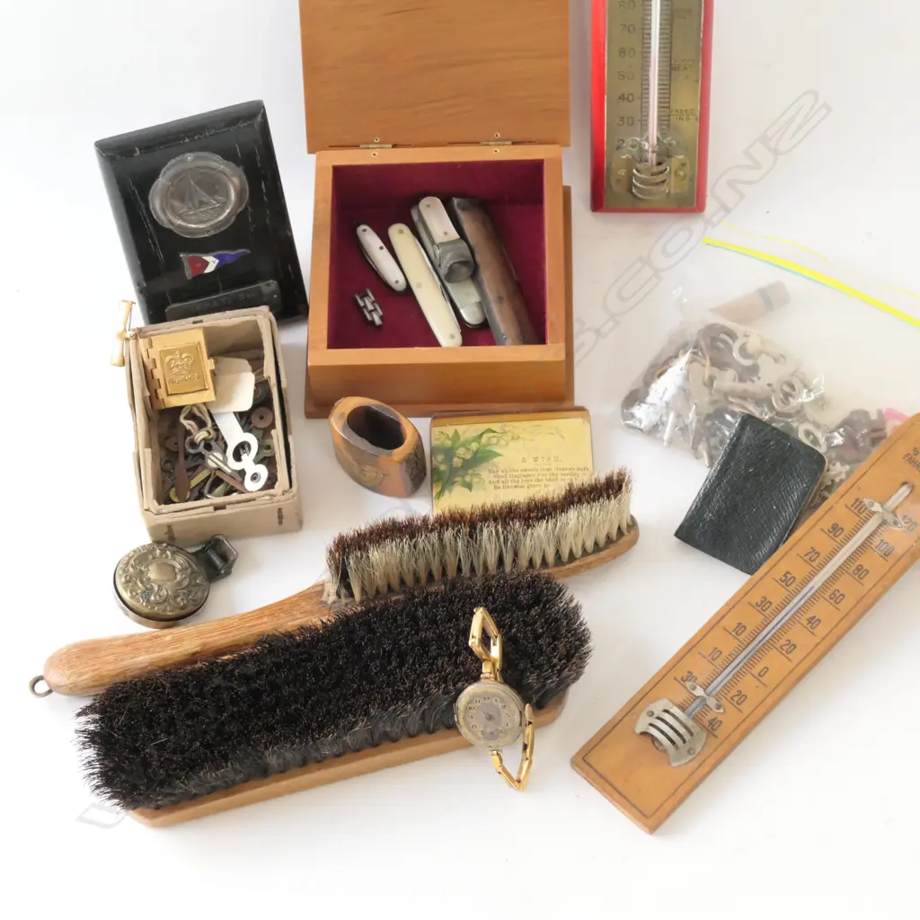LOT ASST INCL. CLOCK HANDS / KEYS / POCKET KNIVES ETC Image 1++