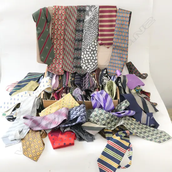 COLLECTION OF RETRO MEN'S TIES
