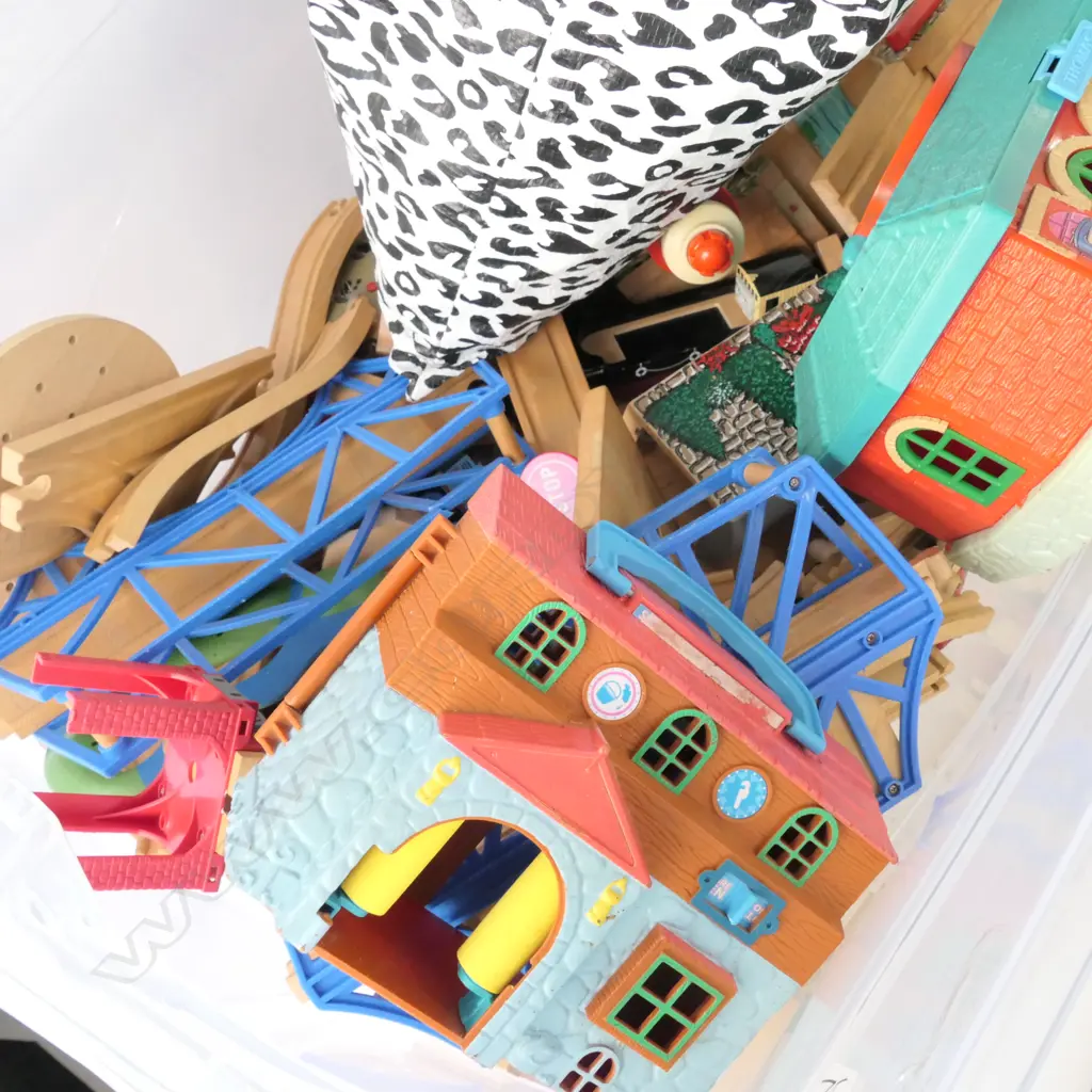 LARGE BOX LOT THOMAS TANK ENGINE COLLECTION Image 1++