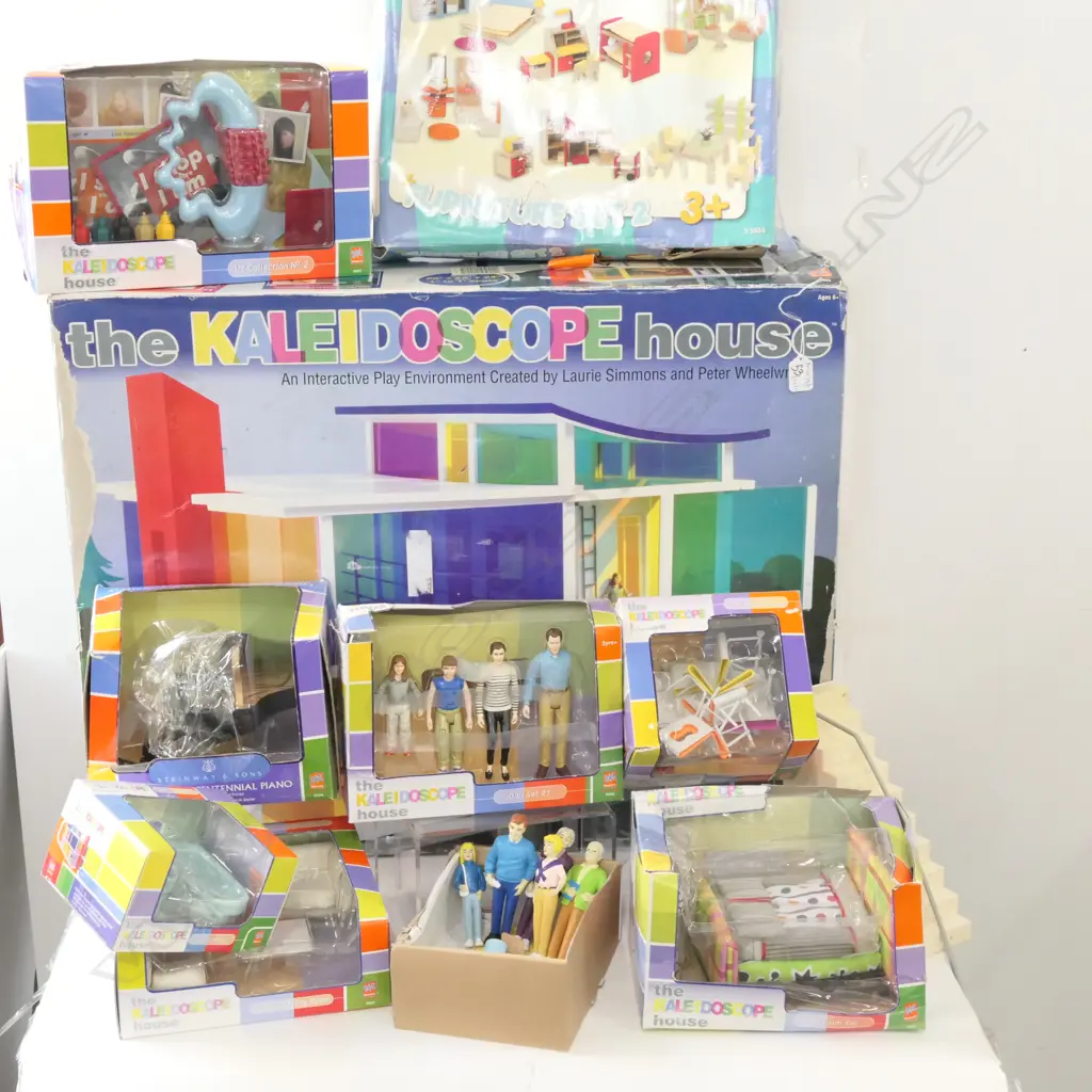KALEIDOSCOPE PLAY HOUSE AND ACCESSORIES Image 1++