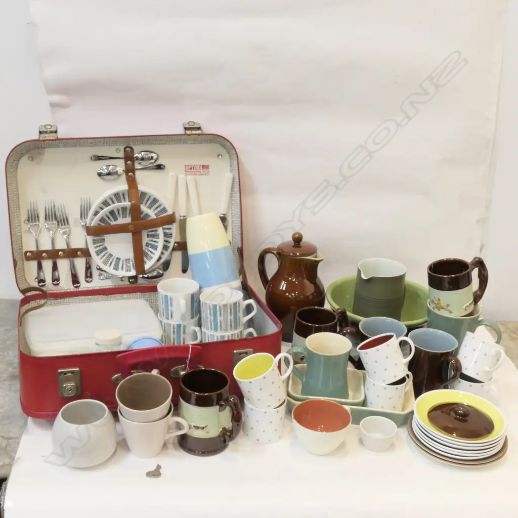 LARGE NUMBER OF ASST. RETRO CHINA & PICNIC SET IN LEATHER BAG Image 1++