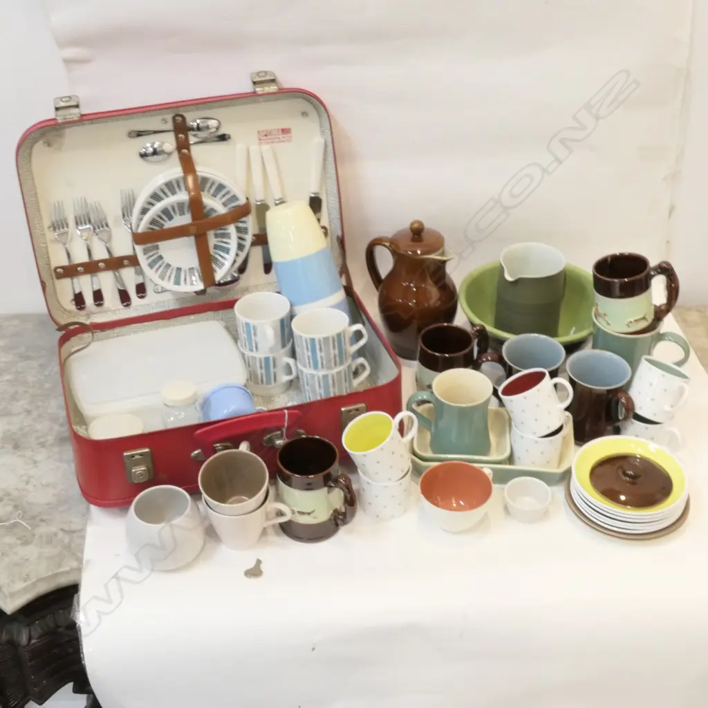 LARGE NUMBER OF ASST. RETRO CHINA & PICNIC SET IN LEATHER BAG Image 1++