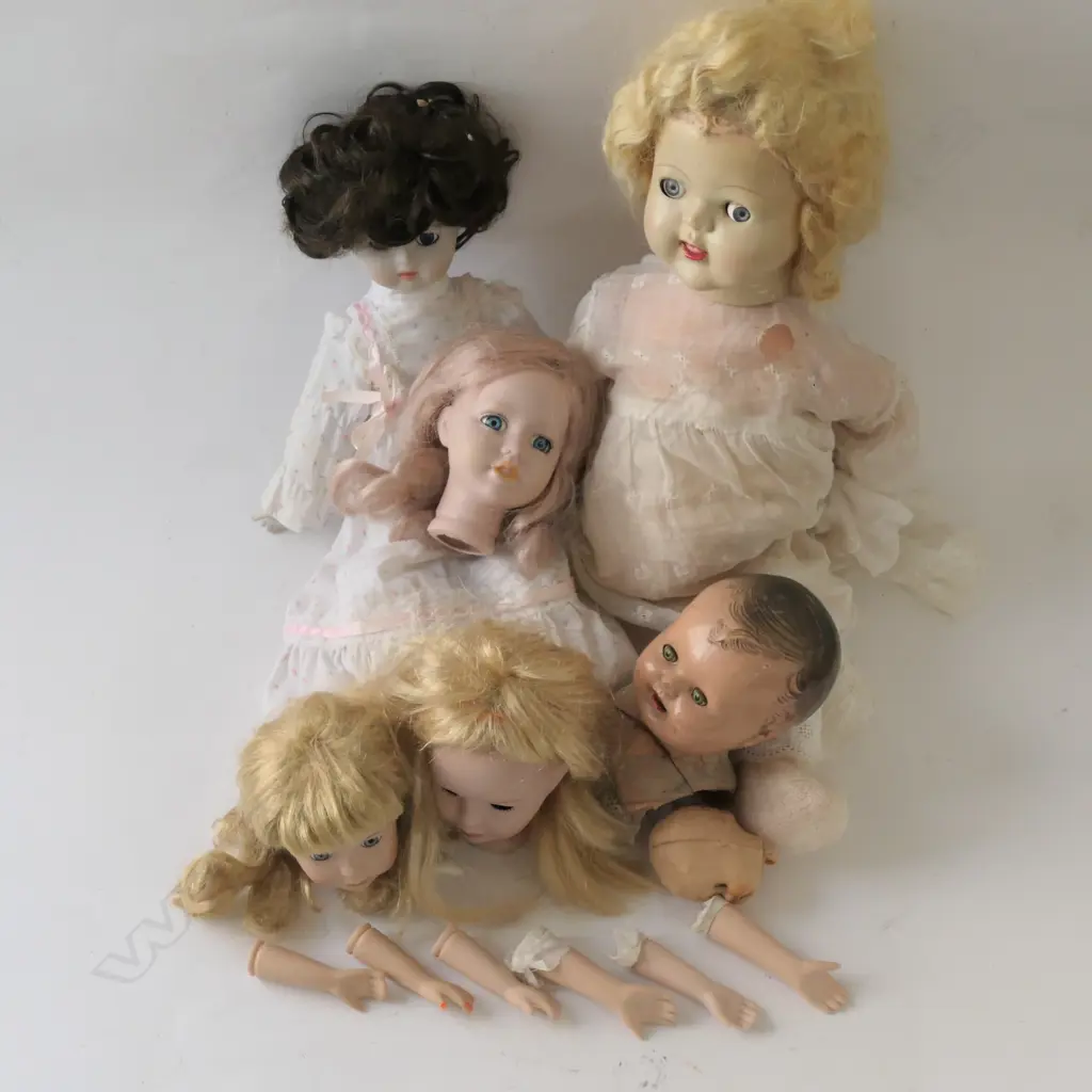 BOX OF DOLLS, INCLUDING PORCELAIN ETC Image 1++