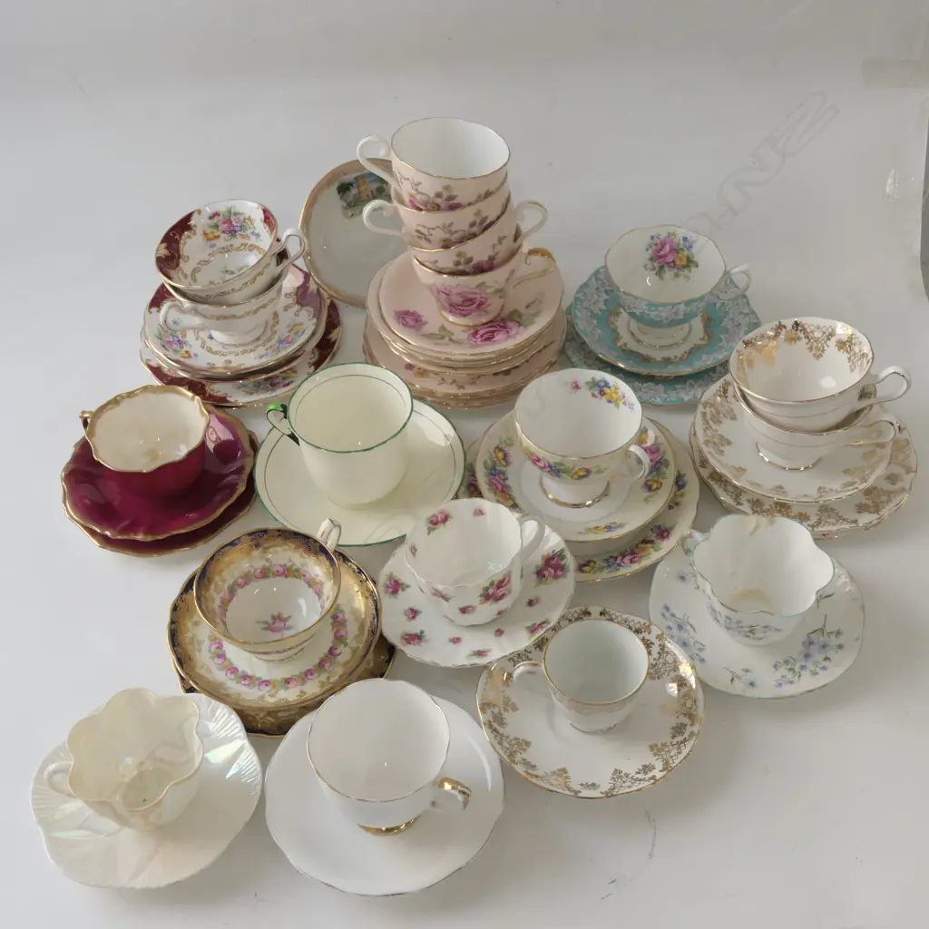 LG ASSORTED LOT OF BONE CHINE TEA CUPS AND SAUCERS Image 1++