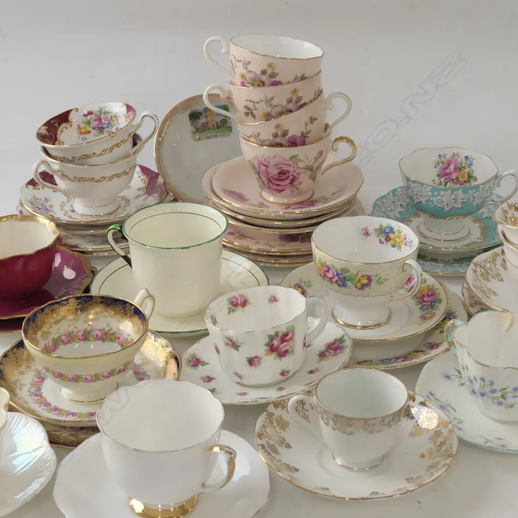 LG ASSORTED LOT OF BONE CHINE TEA CUPS AND SAUCERS Image 1++