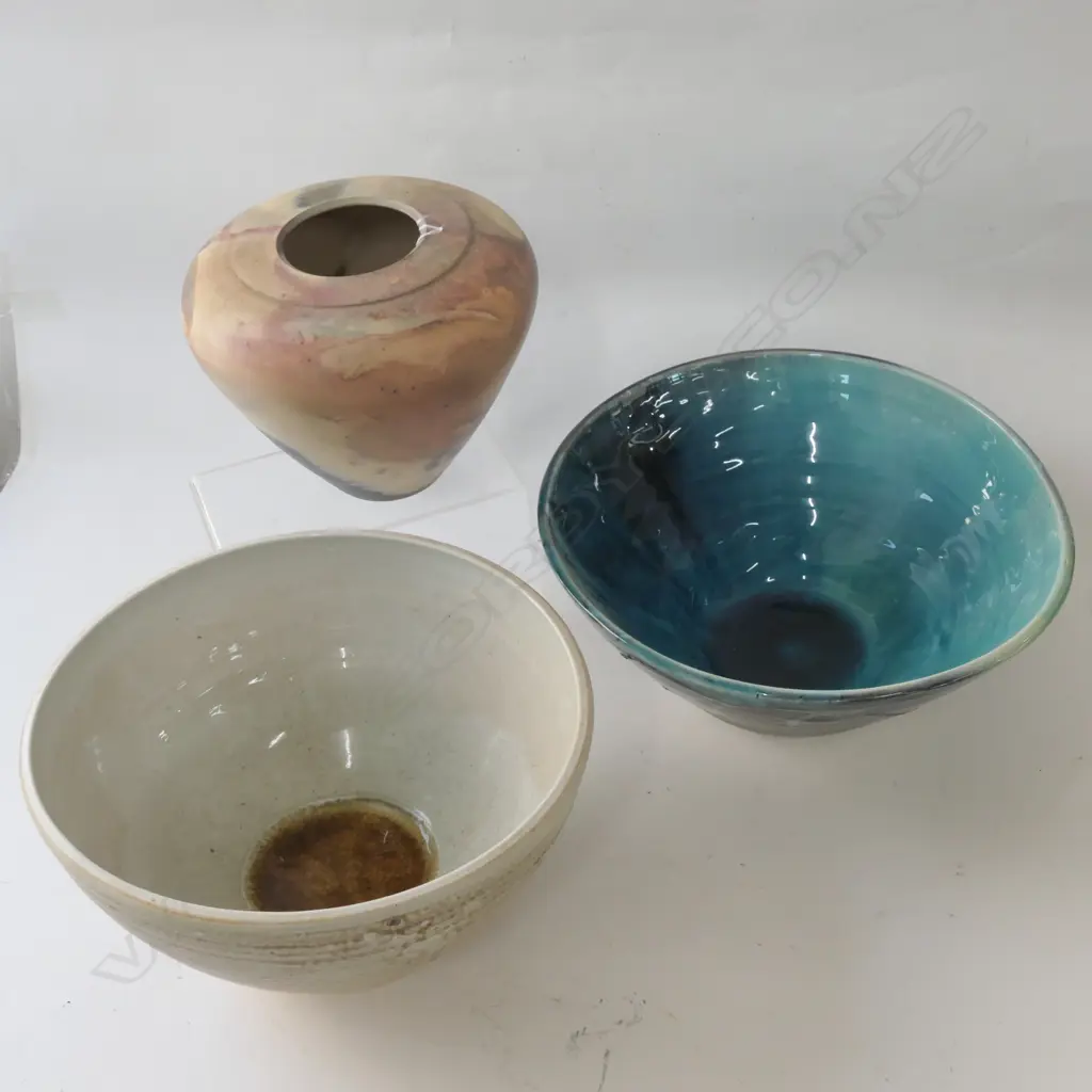 2 LARGE MATT MCLEAN POTTERY BOWLS + RAEWYN NEALE VASE Image 1++