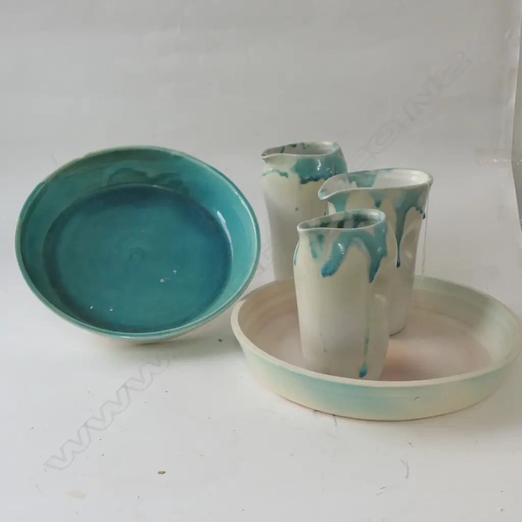 2 LARGE MATT MCLEAN POTTERY DISHES + 3 JUGS  Image 1++