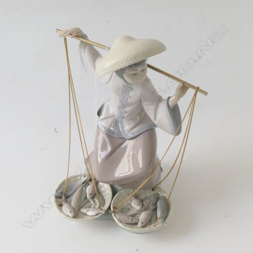 LLADRO FISHERWOMAN 260MM H Image 1++