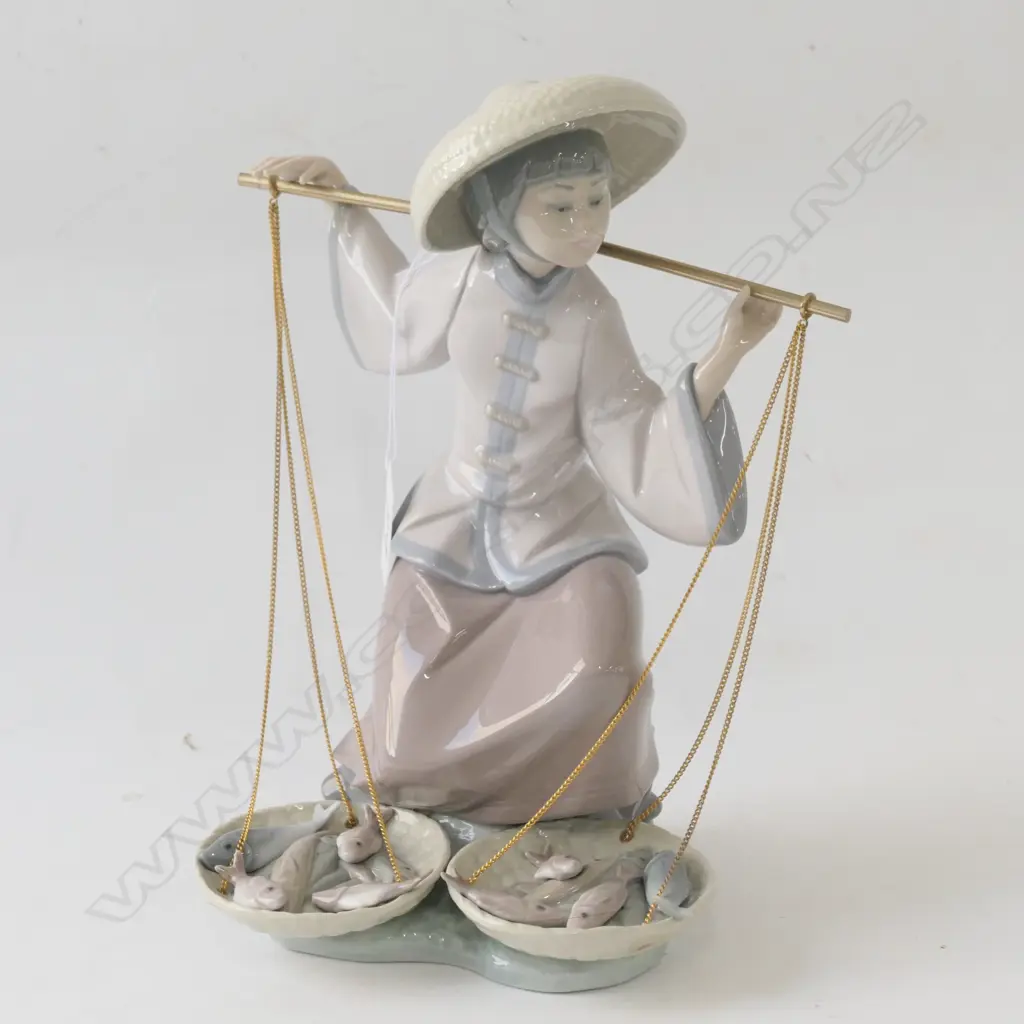 LLADRO FISHERWOMAN 260MM H Image 1++