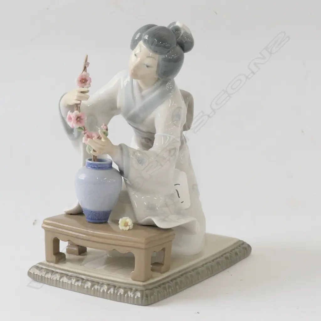 LLADRO GEISHA ARRANGING FLOWERS 200MM H Image 1++