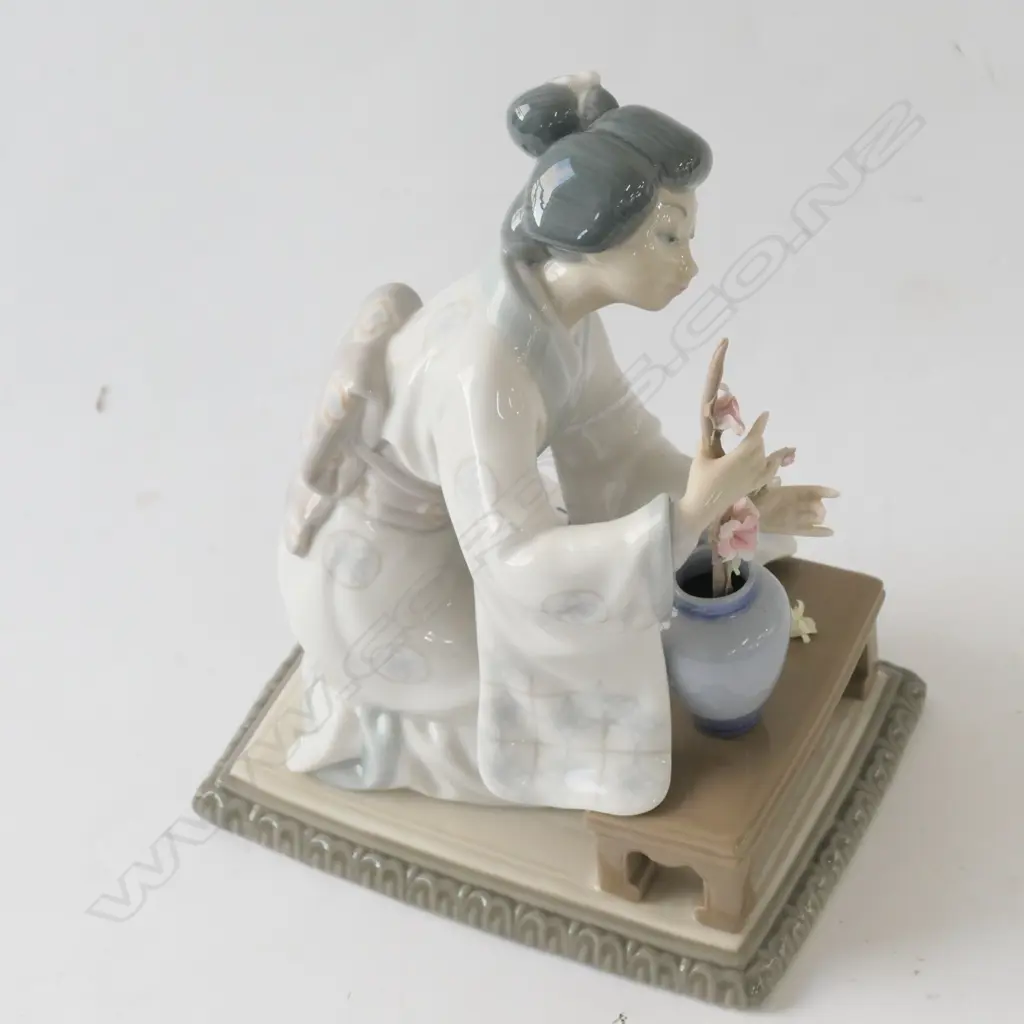 LLADRO GEISHA ARRANGING FLOWERS 200MM H Image 1++