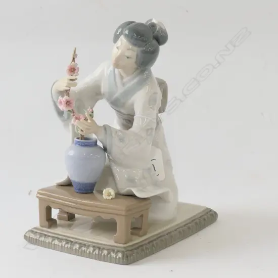 LLADRO GEISHA ARRANGING FLOWERS 200MM H