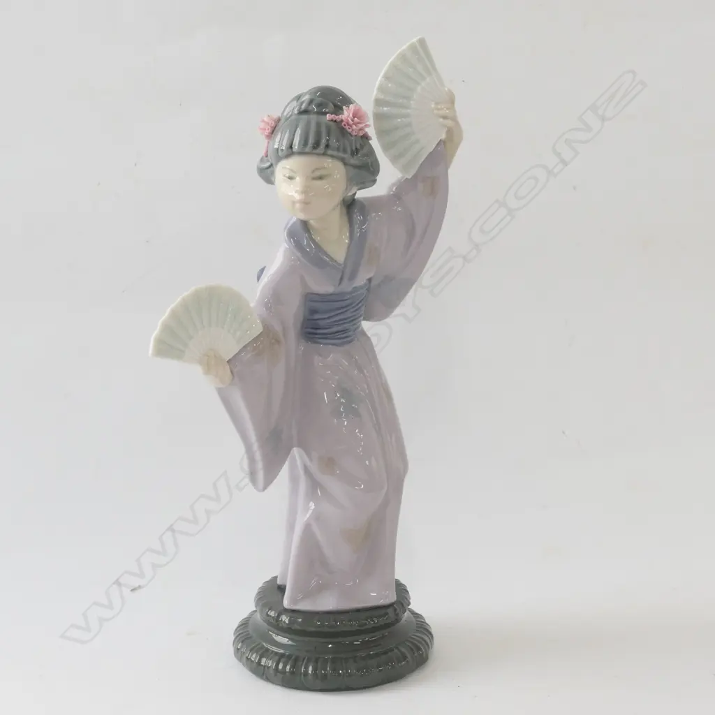 LLADRO GEISHA GIRL WITH FANS 300MM H Image 1++