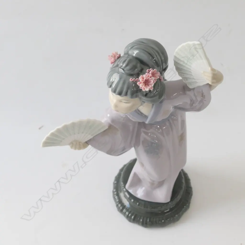 LLADRO GEISHA GIRL WITH FANS 300MM H Image 1++