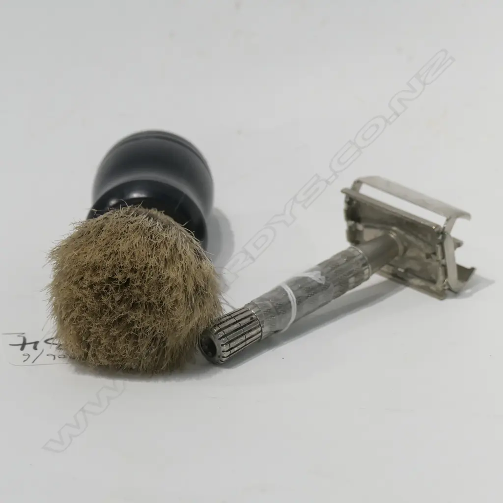 SAFETY RAZOR AND BRUSH Image 1++