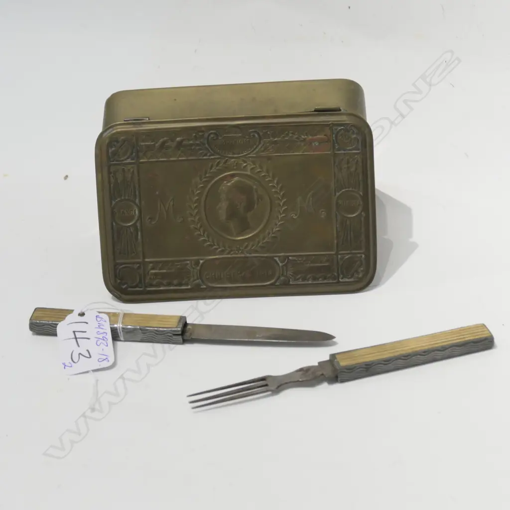 QUEEN MARY WWI TIN + TRAVELLING KNIFE & FORK  Image 1++