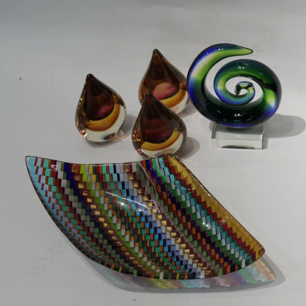 SELECTION OF ART GLASS Image 1++