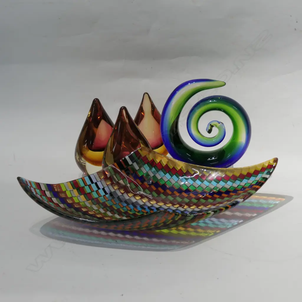 SELECTION OF ART GLASS Image 1++