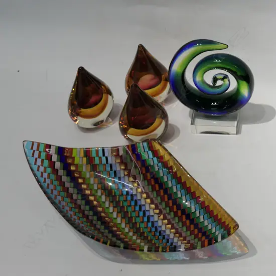 SELECTION OF ART GLASS