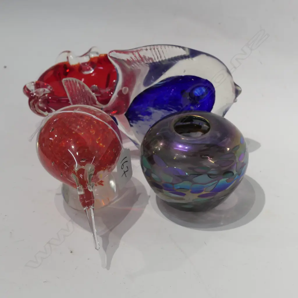4 COLOURED ART GLASS PCES HOKITIKA KIWI MURANO AND FISH AF CHIPPED Image 1++