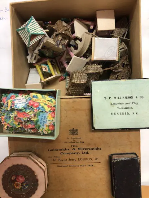 THREE OLD COLLECTABLE BOXES WITH SMALLS ITEMS Image 1++