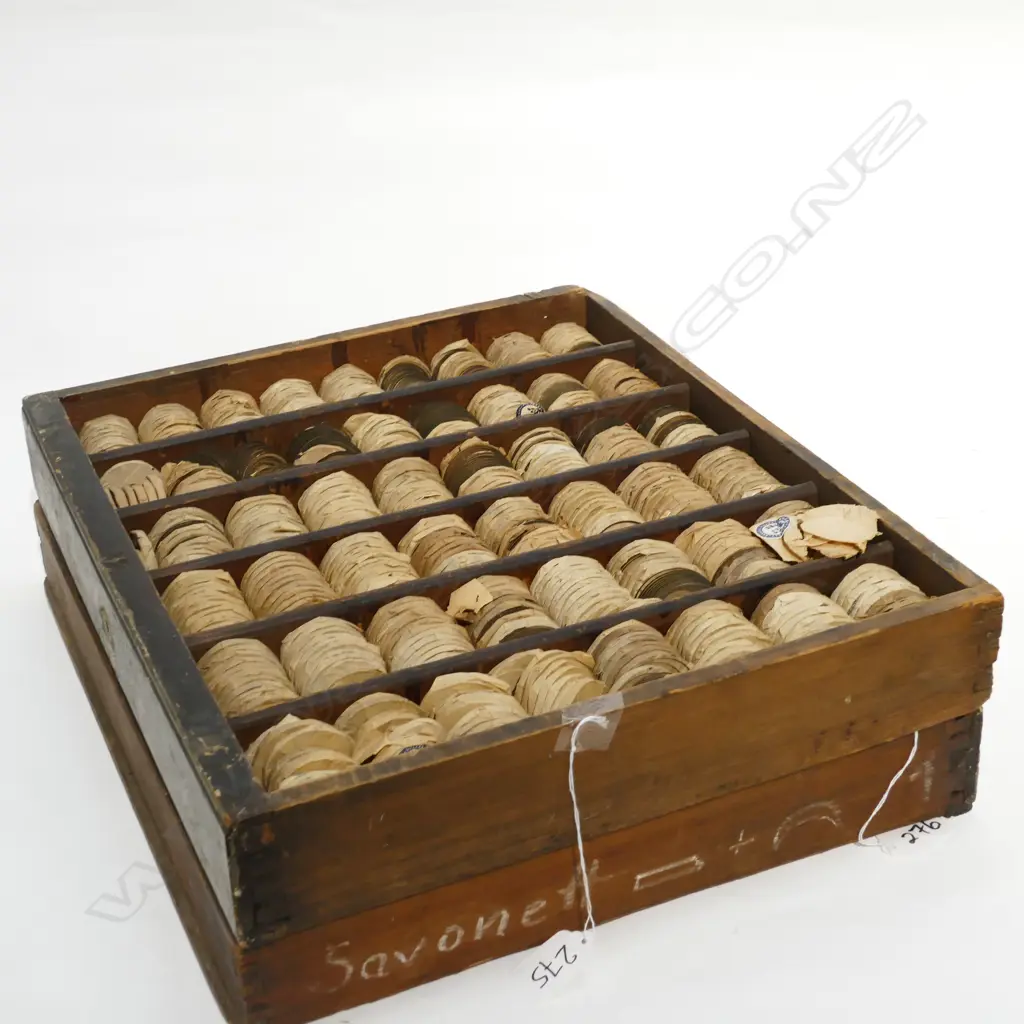 TRAY WITH HUNDREDS OF WATCH CRYSTALS Image 1++