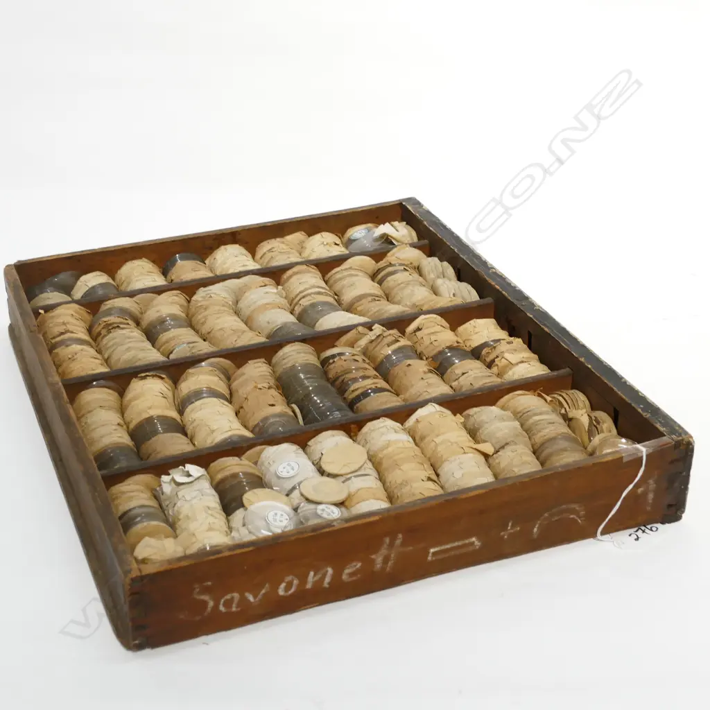 TRAY WITH HUNDREDS OF WATCH CRYSTALS Image 1++