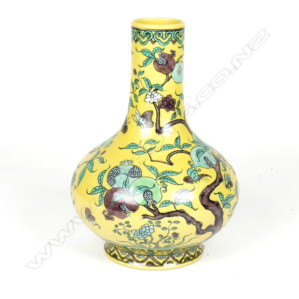 A Chinese porcelain vase Image 1++