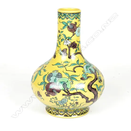 A Chinese porcelain vase