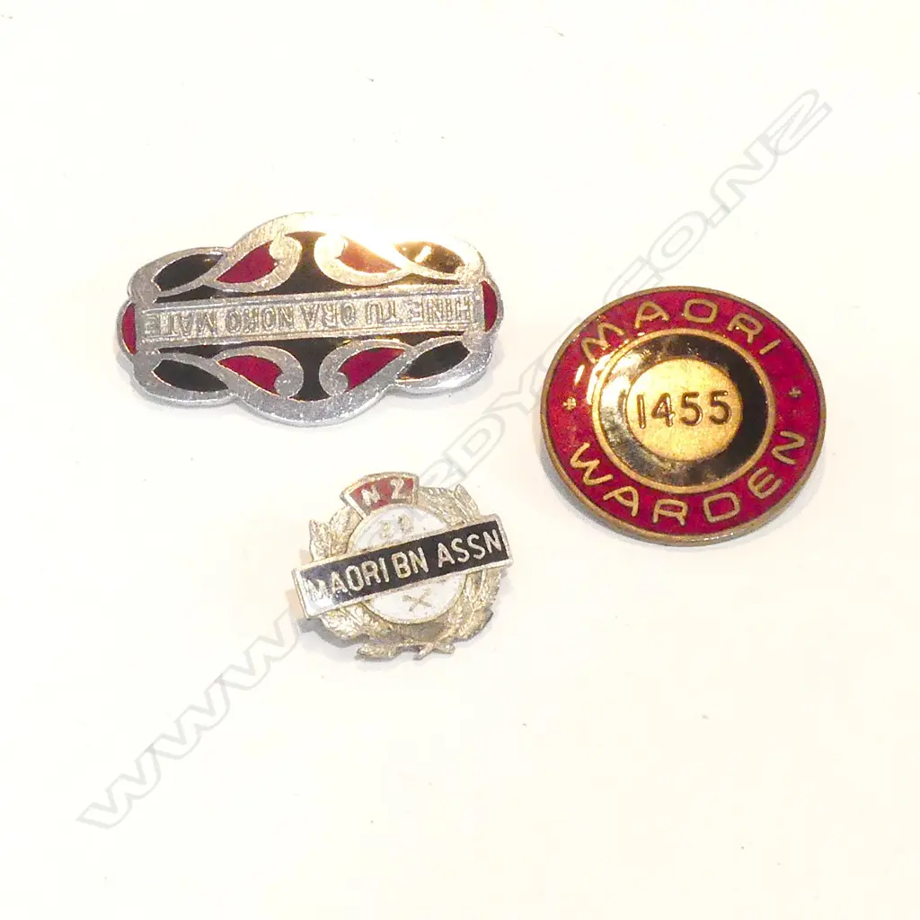 MAORI WARDEN BADGE / 'HINE TU ORA NOHO MATE' BADGE / MAORI BATTALION ASSN BADGE Image 1++