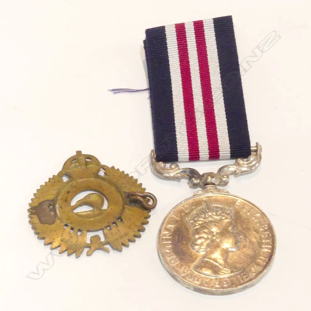 UNNAMED MILITARY MEDAL 'FOR BRAVERY IN THE FIELD' WITH QEII AND ASOC. NZ REG CAP BADGE Image 1++