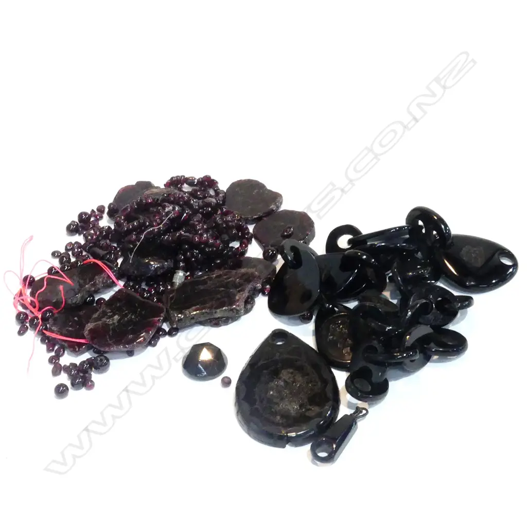 BAG LGE ASST GARNET BEADS + FRENCH JET PART NECKLACE Image 1++