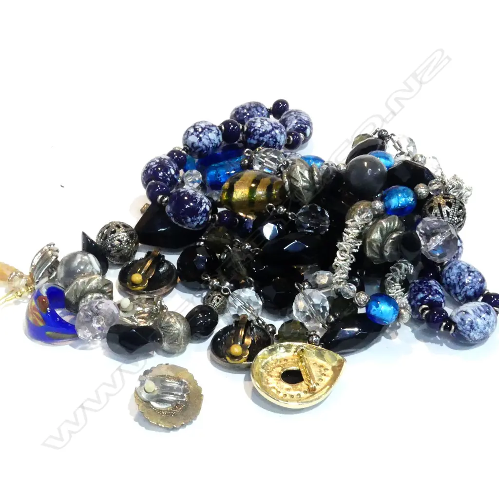 LOT OF BLUE NECKLACES  Image 1++
