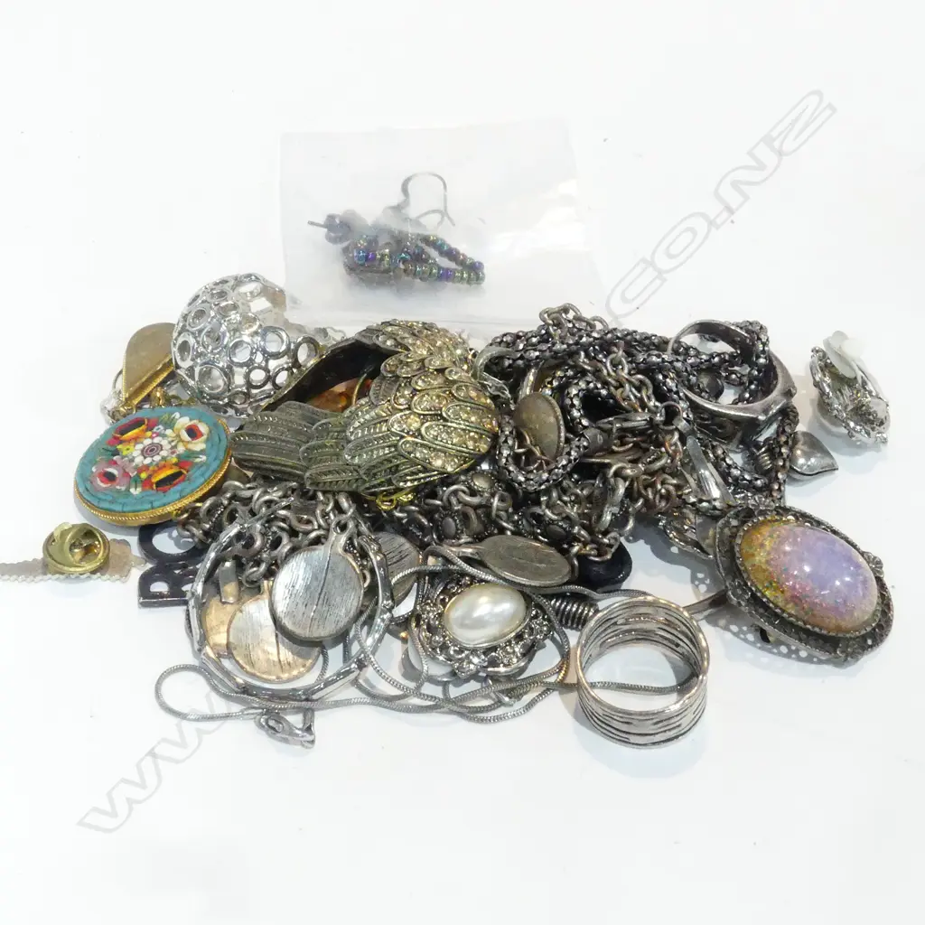 LOT OF SILVER COSTUME JEWELLERY Image 1++