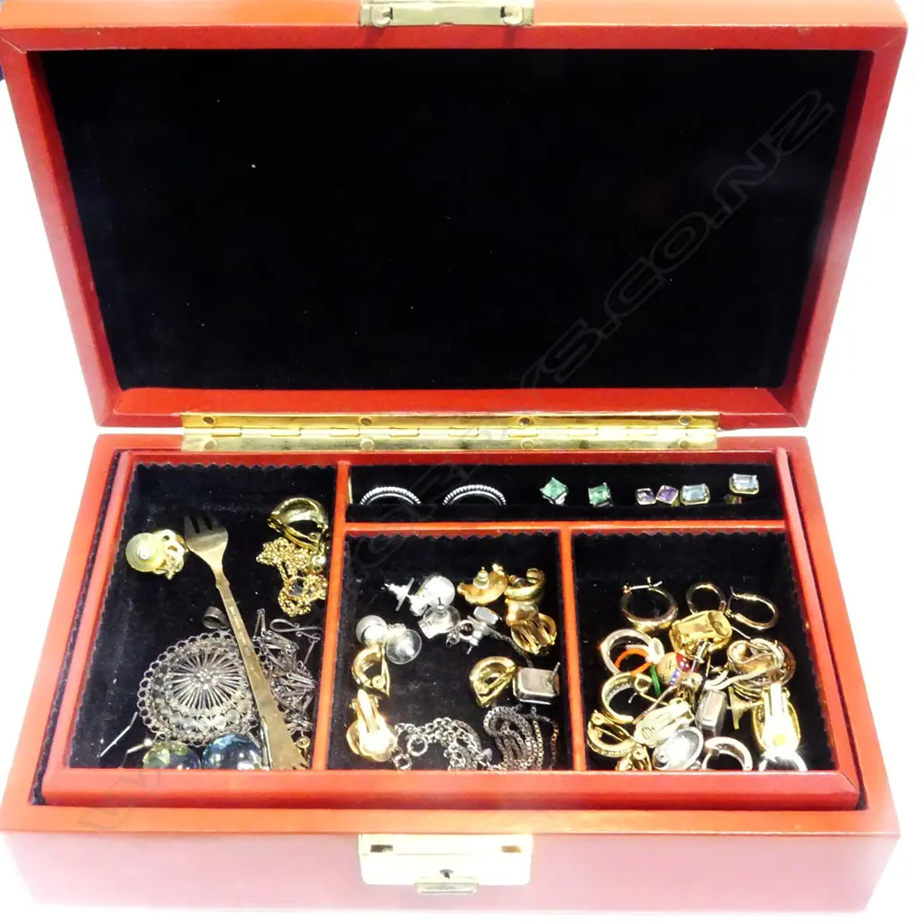 JEWELLERY BOX FULL OF GOOD COSTUME & GOLD JEWELLERY Image 1++