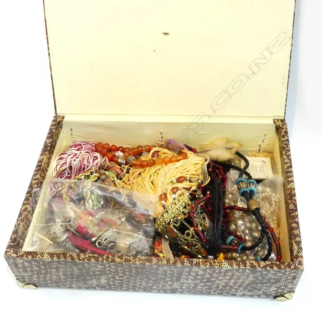 BOX COSTUME JEWELLERY NECKLACES ETC CARNELIAN ... Image 1++