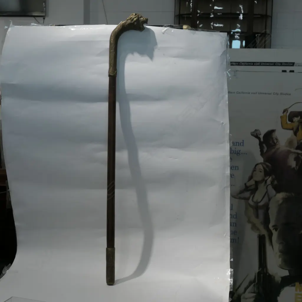 HARDWOOD WALKING STICK WITH BRASS SNARLING LION HANDLE Image 1++