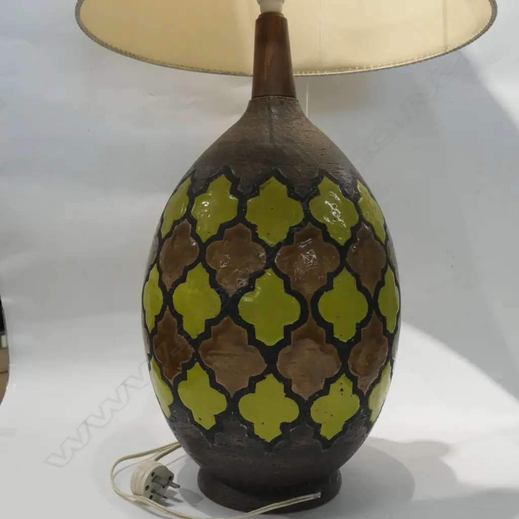 POTTERY LAMP AND SHADE Image 1++