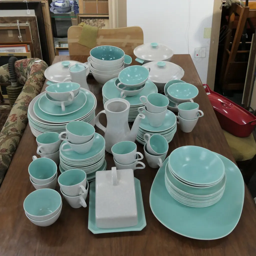 LARGE POOLE 'TWINTONE' DINNER SERVICE Image 1++