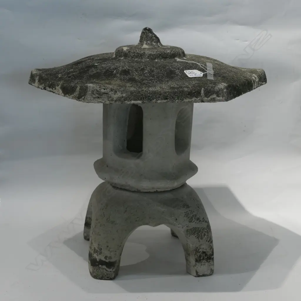 PAGODA GARDEN LANTERN Image 1++