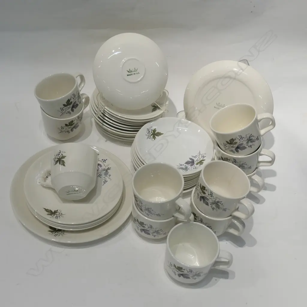 38 PCE CROWN LYNN COFFEE SET / 11 CUPS / 21 SAUCERS / 5 SIDE PLATES / 1 LARGE AF PLATE Image 1++