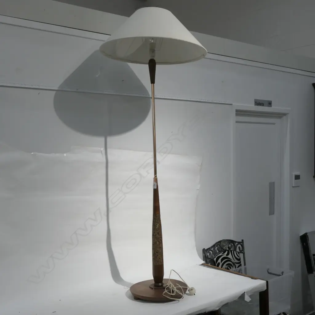 MID CENTURY COPPER & WOODEN STANDARD LAMP Image 1++