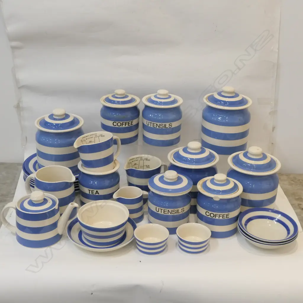 LOT B + W CORNISHWARE APPROX 25PCS - JUGS / CANNISTERS / PLATES ETC SOME A/F Image 1++