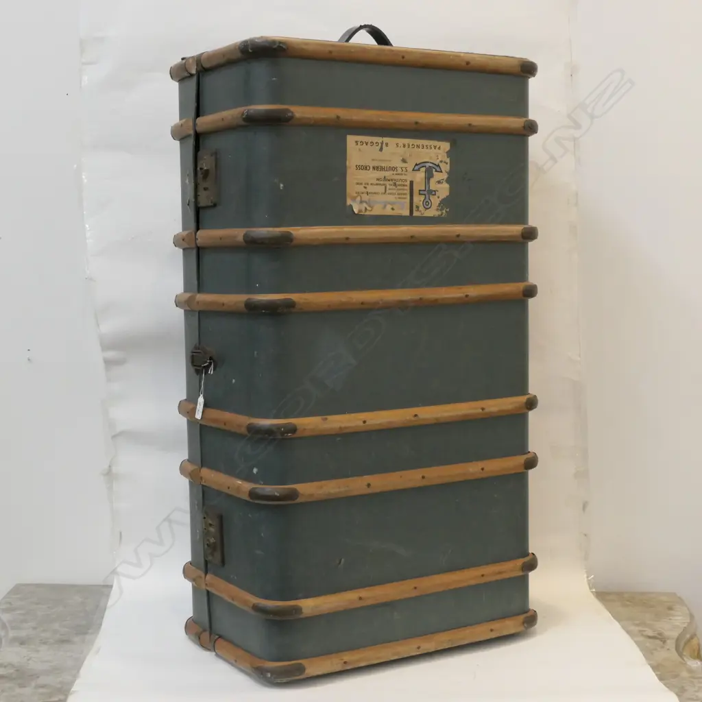 VINTAGE WOOD BANDED TRAVEL TRUNK Image 1++